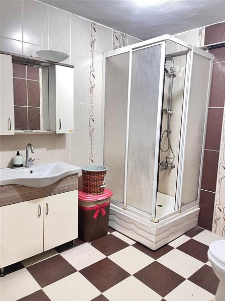 İstanbul Beylikdüzü Saadetdere Mahallesi Abdiipekçi Caddesi üzerinde konumlanan dairemiz; merkezi lokasyonu, geniş metrekare yapısı ve aile yaşamına uygun planıyla öne çıkmaktadır.